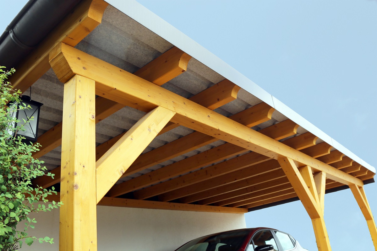 Obrazek przedstawiający dach wiaty garażowej, pod którą jest zaparkowany samochód