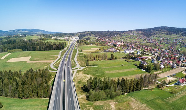 Zdjęcie krajobrazu polskiej wsi z drogą ekspresową obok niej